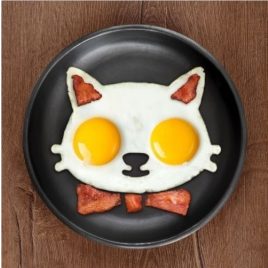 Formă de Ou și Clătite în Formă de Pisică