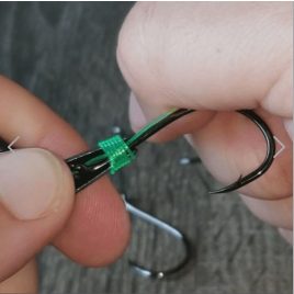 Dispozitiv pentru legat noduri la fir de pescuit