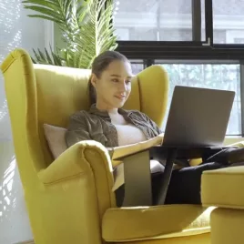 Suport portabil și pliabil pentru laptop