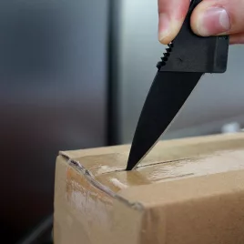   Cuțit în formă de card bancar cu design unic și lamă din oțel inoxidabil!