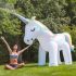 Unicorn uriaș gonflabil care pulverizează apă