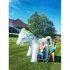 Unicorn uriaș gonflabil care pulverizează apă