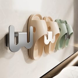 2 suporturi autoadezive pentru papuci montate pe perete