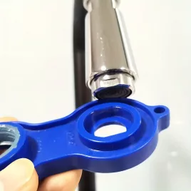   Aplicație de robinet albastru, cheie pentru demontare filtru