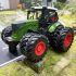Tractor de jucărie cu opt roți simulată