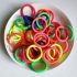 Set de 50 elastice colorate pentru păr
