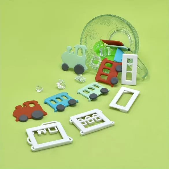 Set de 4 forme de tăiat prăjituri cu tematică de tren - Forme de plastic rezistente pentru decorarea torturilor și coacere, unelte de bucătărie perfecte