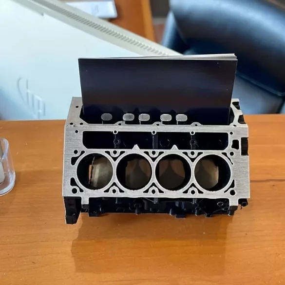 Organizator de birou în formă de bloc motor V8 Mini