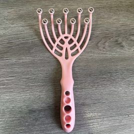 Masajator și zgârie-tot pentru cap